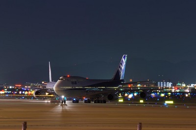 20061112ANA-B747night.jpg