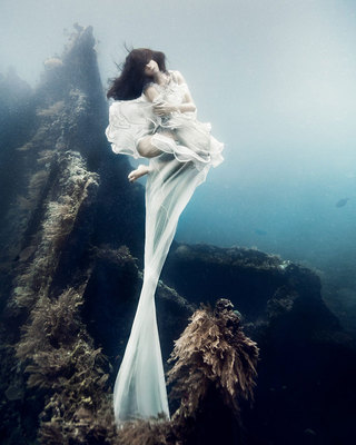 bali-shipwreck-divers-underwater-photoshoot-benjamin-von-wong-2.jpg