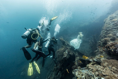 bali-shipwreck-divers-underwater-photoshoot-benjamin-von-wong-9.jpg
